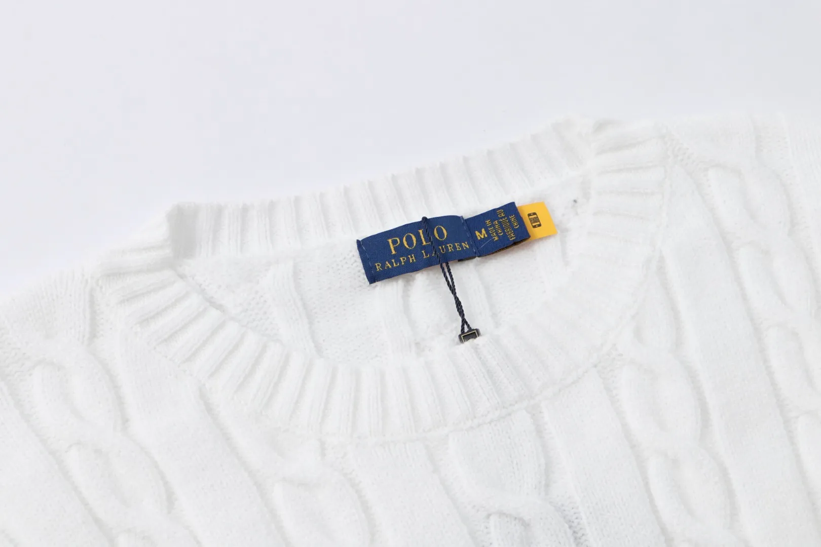 P210 [Ralph Lauren round neck solid color pony embroidery logo twist knitted sweater] ✅Ralph Lauren classic basic versatile knitted pullover crew neck sweater for men and women ✅Main supplier platform live broadcast Wholesale entity Replenish when out of stock will not be removed from the shelves ✅ZP quality 1:1 pattern making Scan the code to enter the GF website Counter quality ✅Detailed quality is the only one in Guangzhou Imported quality cotton yarn Focus on high-end cost-effective Good quality Needless to say ✅The version is restored to the original version. The maximum size can be worn up to 1105 pounds. Loose, comfortable and stress-free. ✅The upper body is simple and easy to match. A must-have for ootd. Good-looking clothes are never picky. A must-have in couples’ wardrobes. Size: S-XL. Color: black, white, gray, royal blue, pink, sky blue, khaki.
